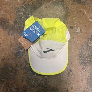 NWT brooks “run visible” hat